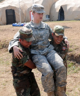 Soldiers teach Salvadorans combat medicine