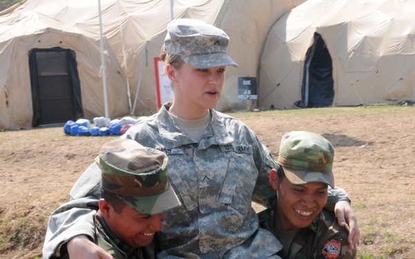 Soldiers teach Salvadorans combat medicine