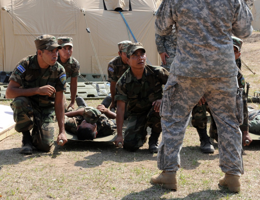 Soldiers teach Salvadorans combat medicine