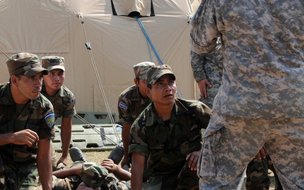Soldiers teach Salvadorans combat medicine