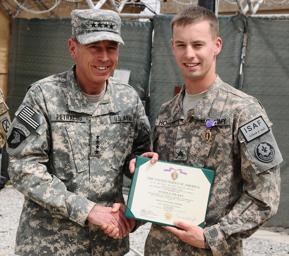 Petraeus decorates soldier with Purple Heart