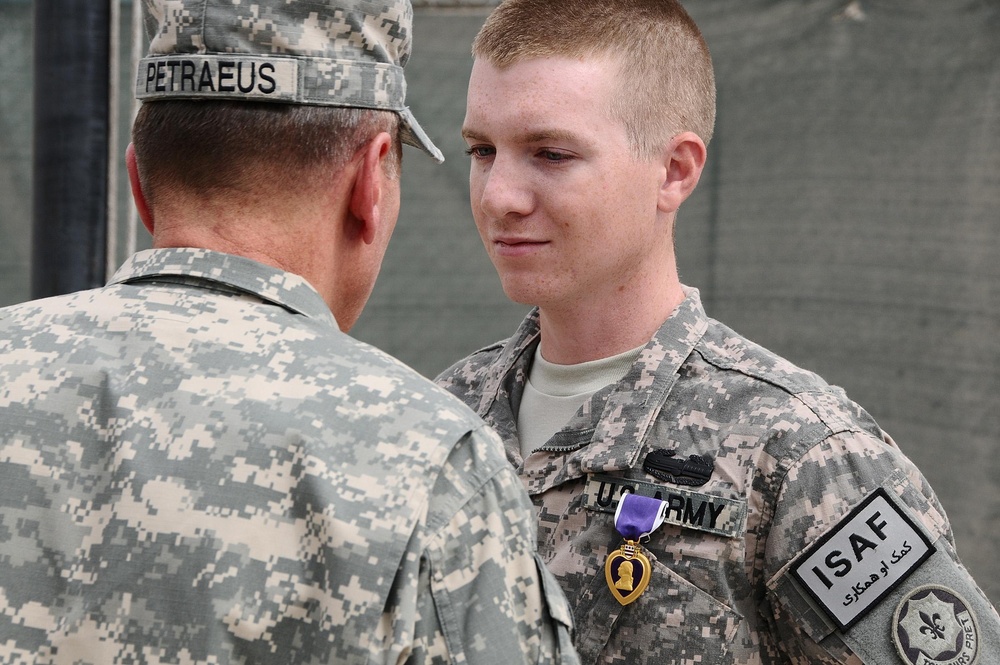 Petraeus decorates soldier with Purple Heart