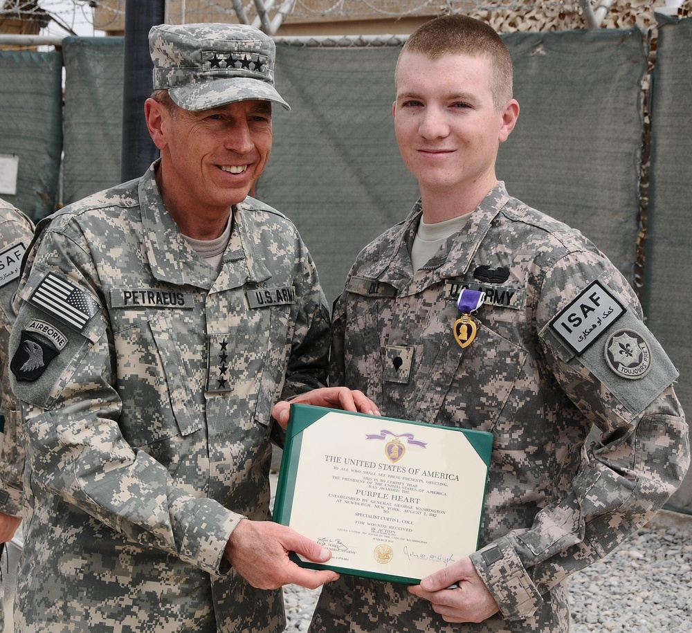 Petraeus decorates soldier with Purple Heart