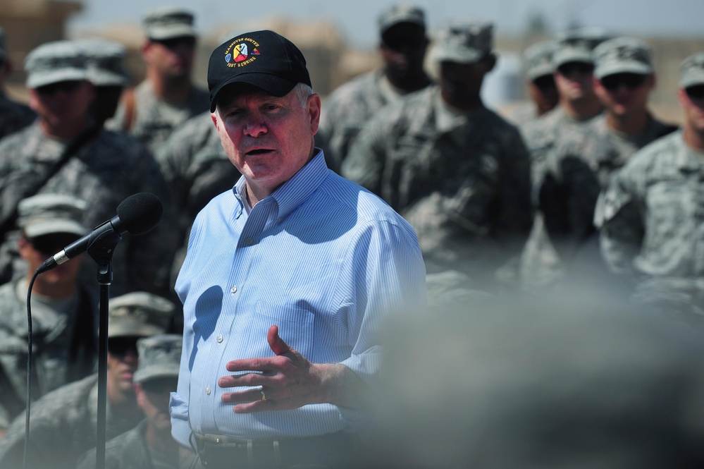 Secretary Gates visits with USD-C soldiers in Baghdad