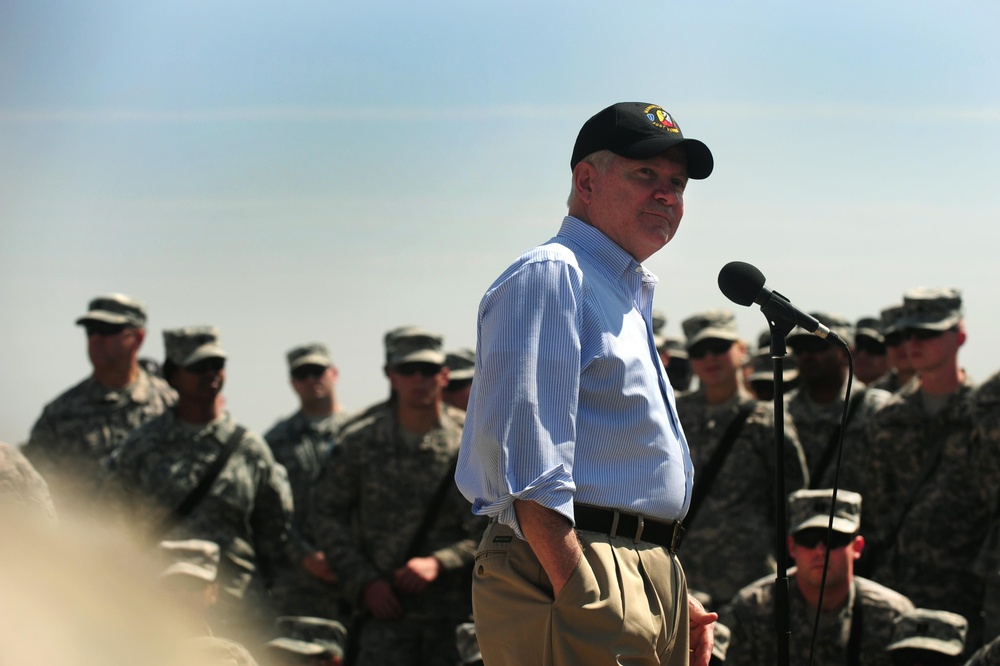 Secretary Gates visits with USD-C soldiers in Baghdad