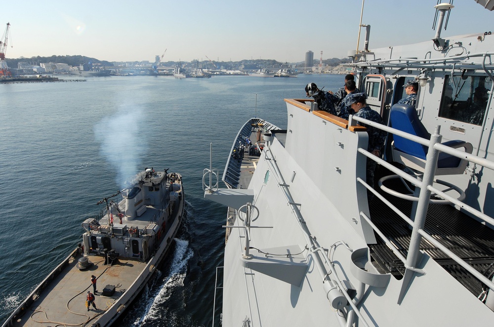 USS Shiloh Prepares For Mooring