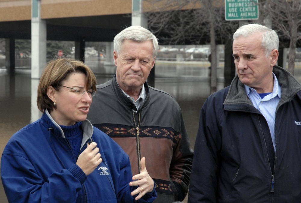Gov. Dayton visits Moorhead to view flood preparations and visit with local officials