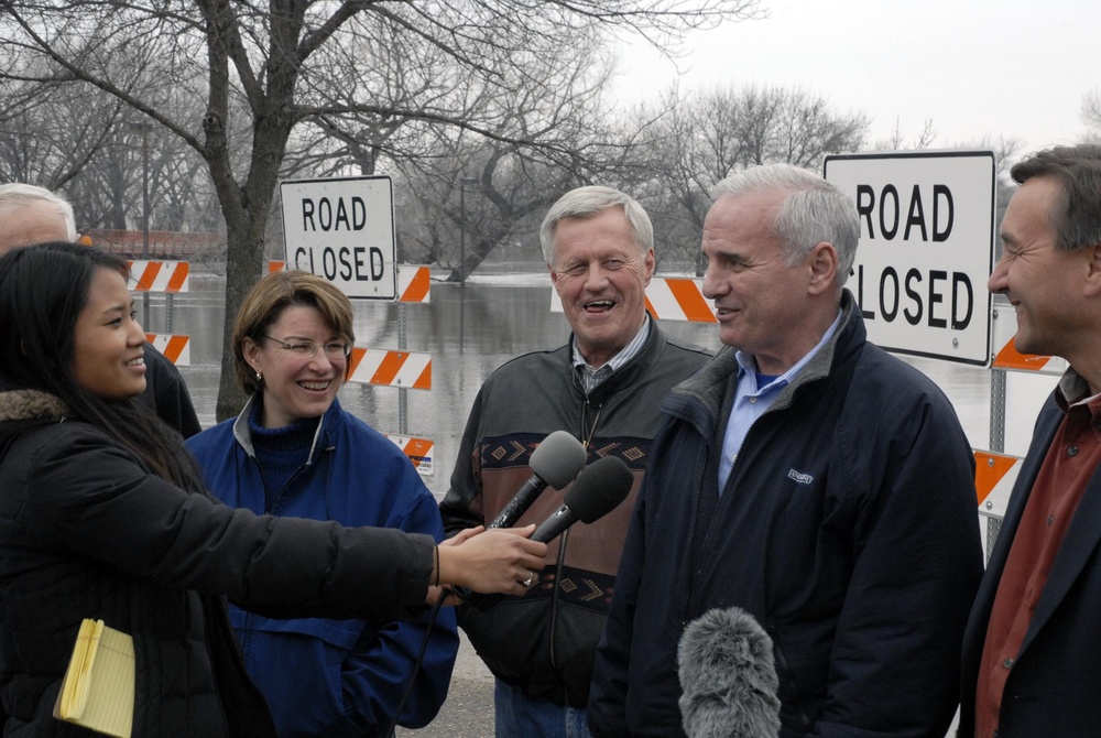 Gov. Dayton visits Moorhead to view flood preparations