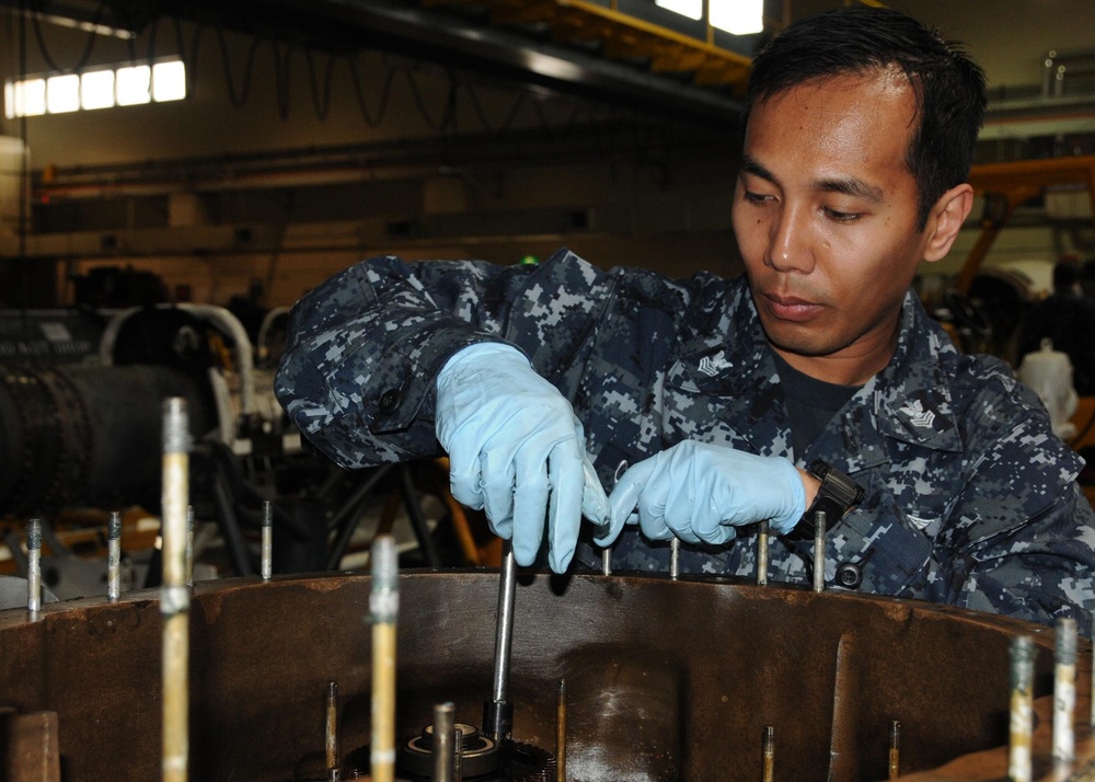 AIMD Misawa Sailors Perform Maintenance