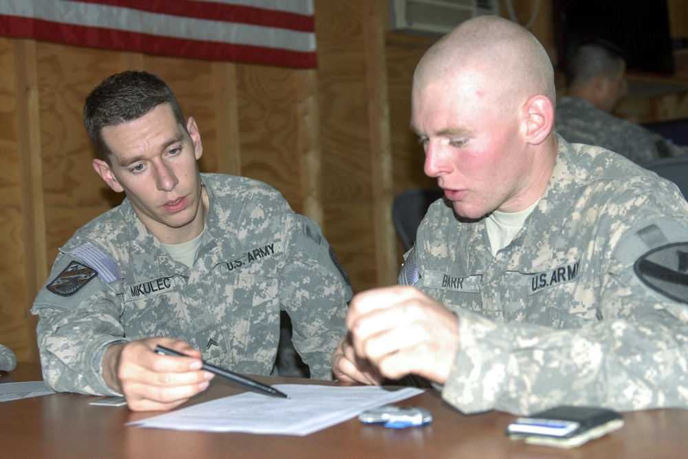 Remotely stationed troops receive finance, AAFES visit