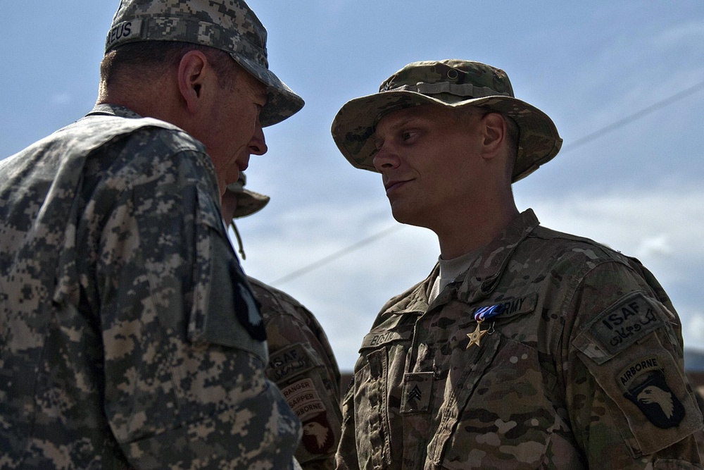 Gen. Petraeus awards Silver Stars to TF No Slack soldiers