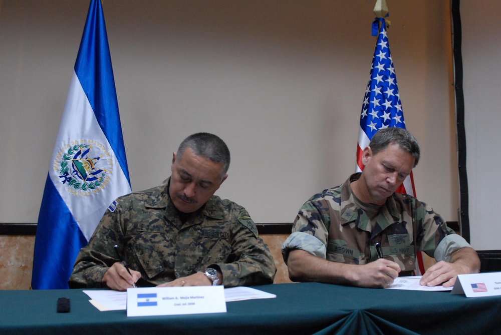 Fuerzas Comando 2011 MOU signing
