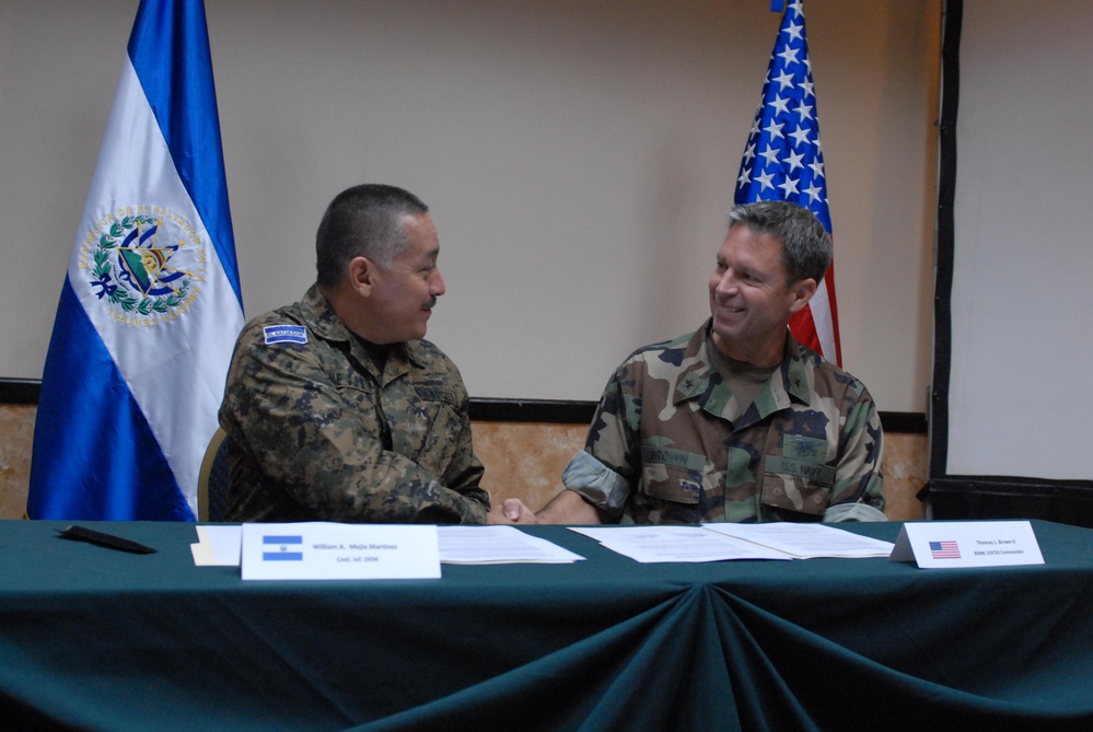 Fuerzas Comando 2011 MOU signing