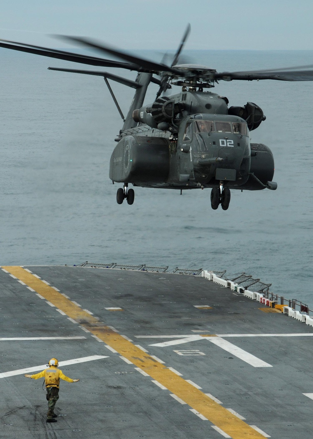 MH-53E Sea Dragon Lands Aboard USS Iwo Jima