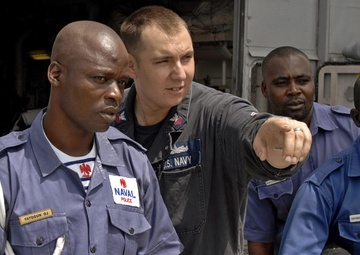 Nigerian Army Visits USS Robert G Bradley