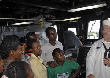 Nigerian Army Visits USS Robert G Bradley
