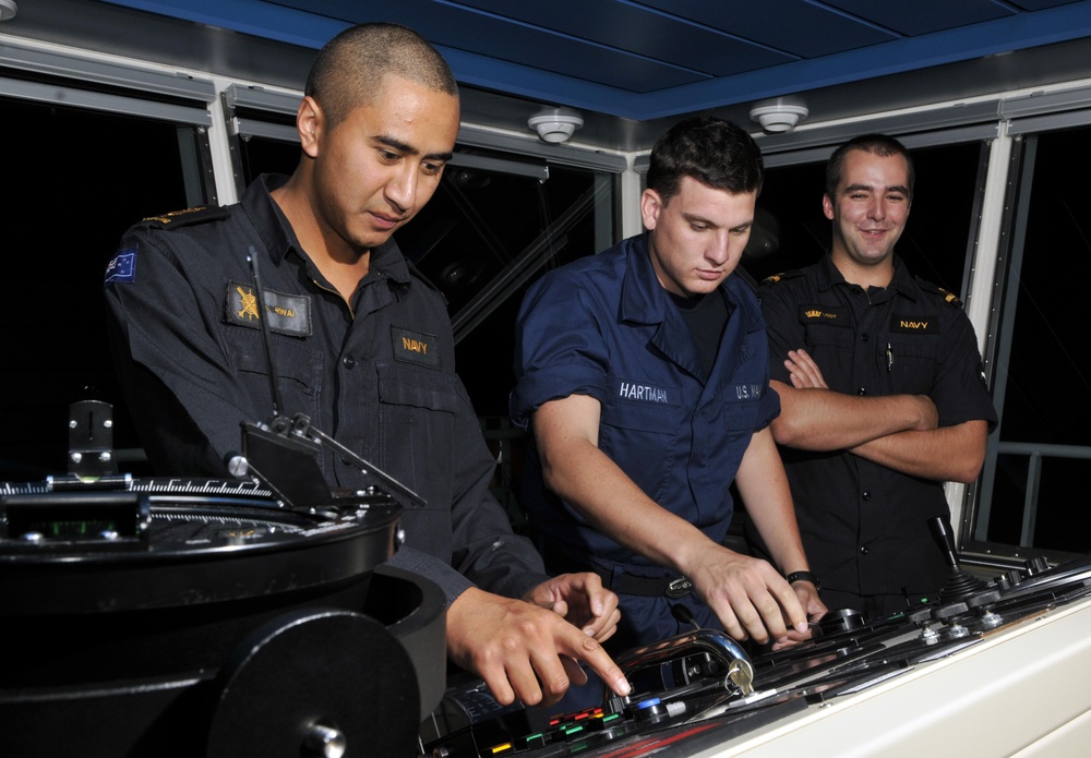 US and New Zealand Sailors Train Aboard HMNZS Canterbury