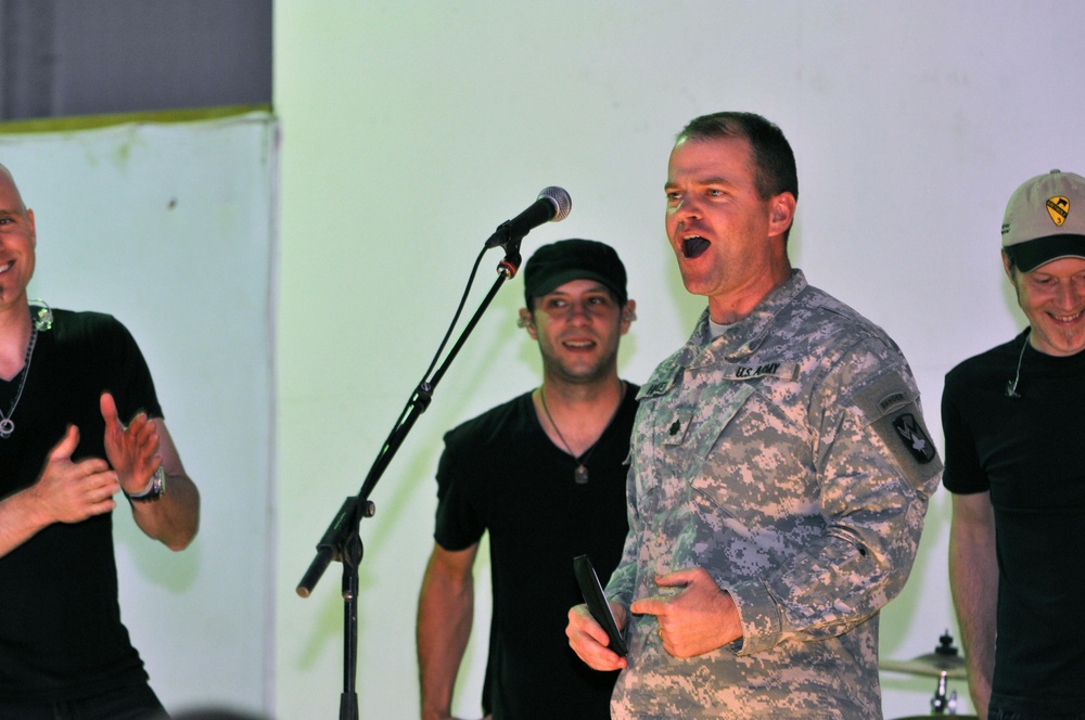 Vertical Horizon performs for soldiers at Adder