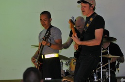 Vertical Horizon performs for soldiers at Adder