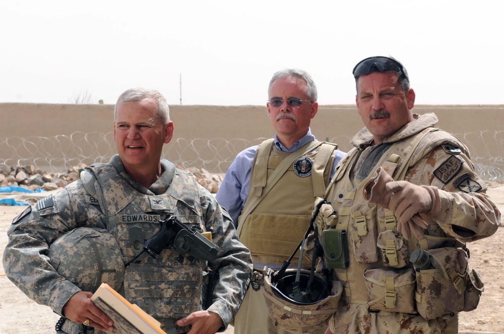 Canadian general visits Afghanistan-Pakistan border