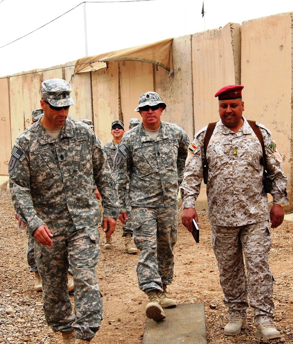 ‘Vanguard’ Battalion, 11th Iraqi Army Division senior enlisted leaders tour headquarters, share meal