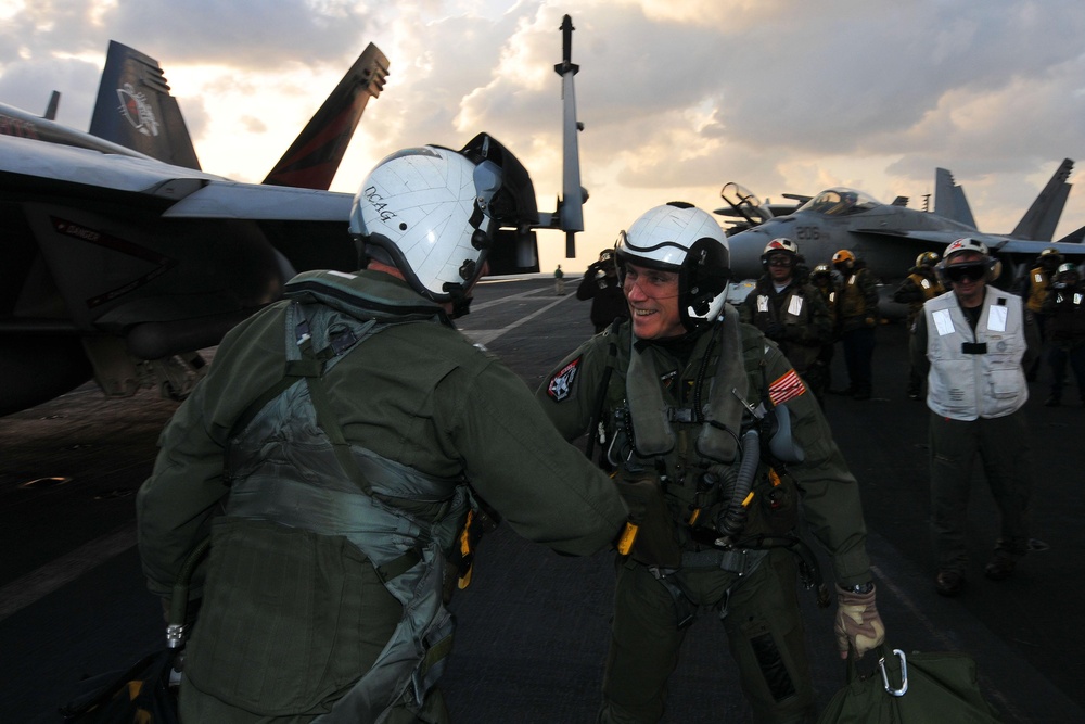 Pilot completes 1000th carrier landing