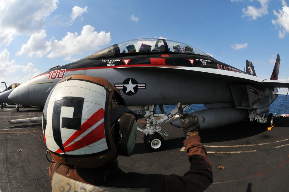 Pilot completes 1000th carrier landing