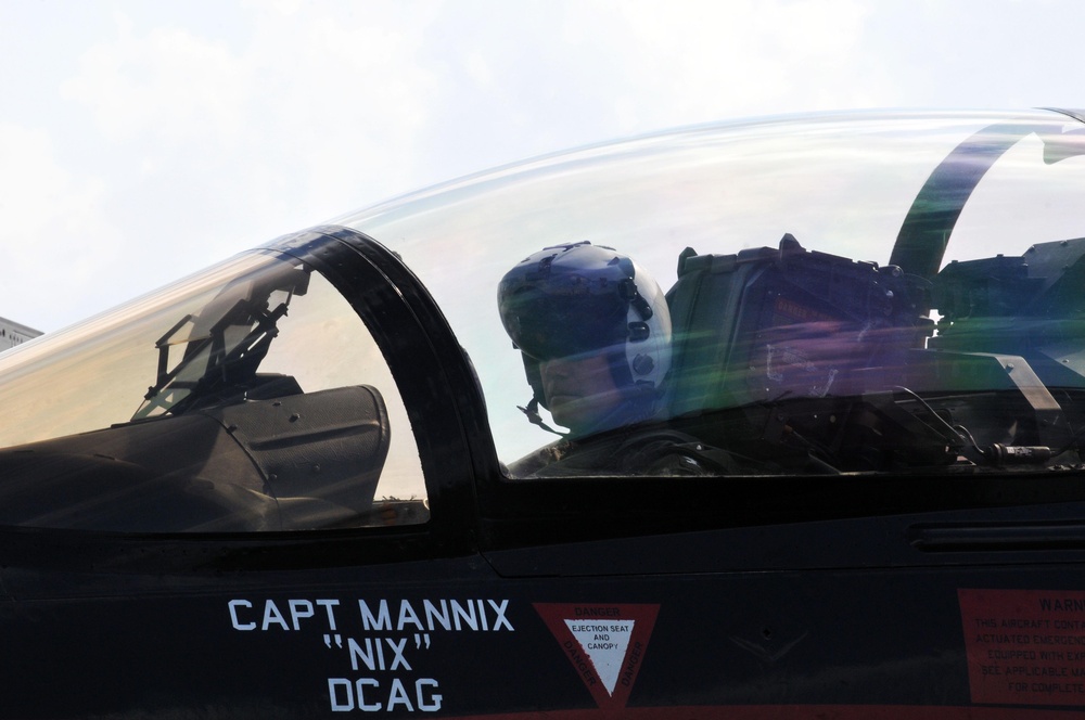 Pilot completes 1000th carrier landing