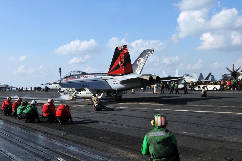 Pilot completes 1000th carrier landing