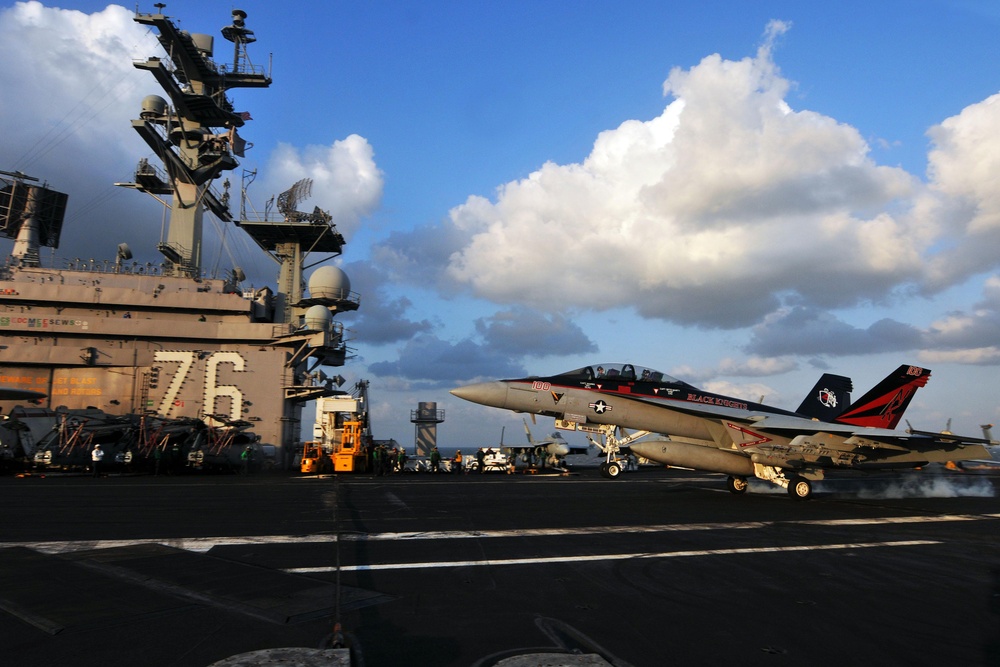 Pilot completes 1000th carrier landing