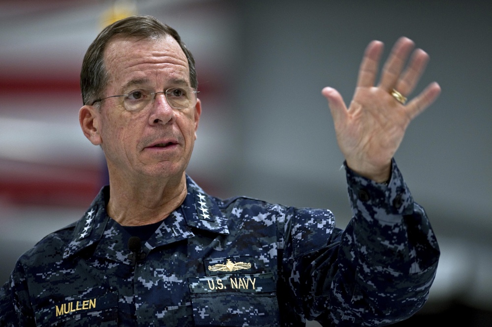 CJCS Navy Adm. Mike Mullen presents pararescuemen with bronze stars