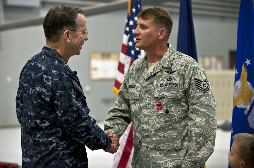 CJCS Navy Adm. Mike Mullen presents pararescuemen with bronze stars