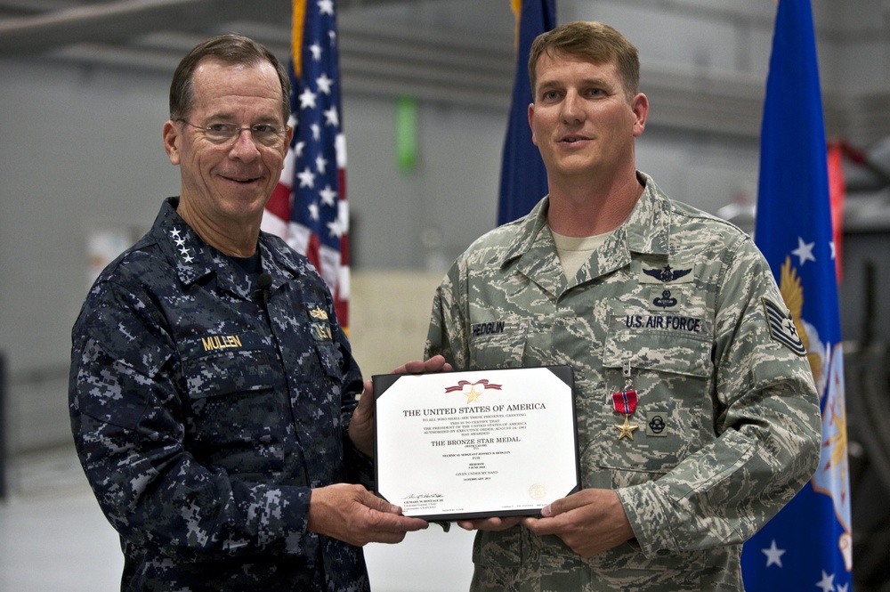 CJCS Navy Adm. Mike Mullen presents pararescuemen with bronze stars