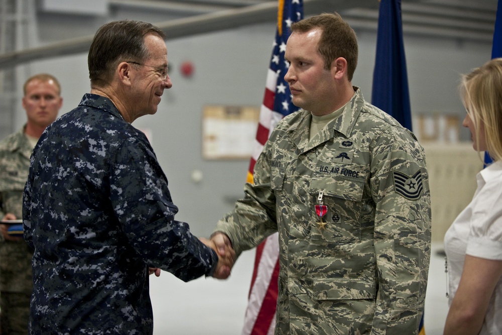 CJCS Navy Adm. Mike Mullen presents pararescuemen with bronze stars