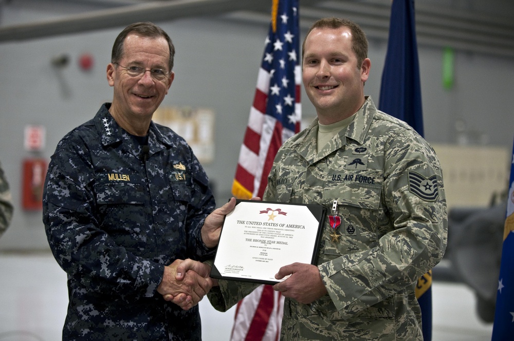 CJCS Navy Adm. Mike Mullen presents pararescuemen with bronze stars