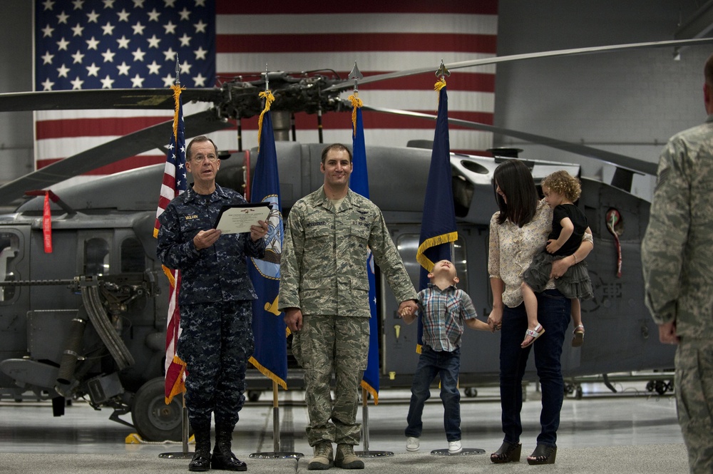CJCS Navy Adm. Mike Mullen presents pararescuemen with bronze stars