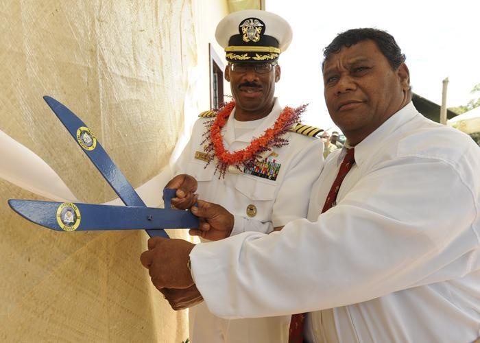Pacific Partnership Mission Commander Talks with Tongan Chief