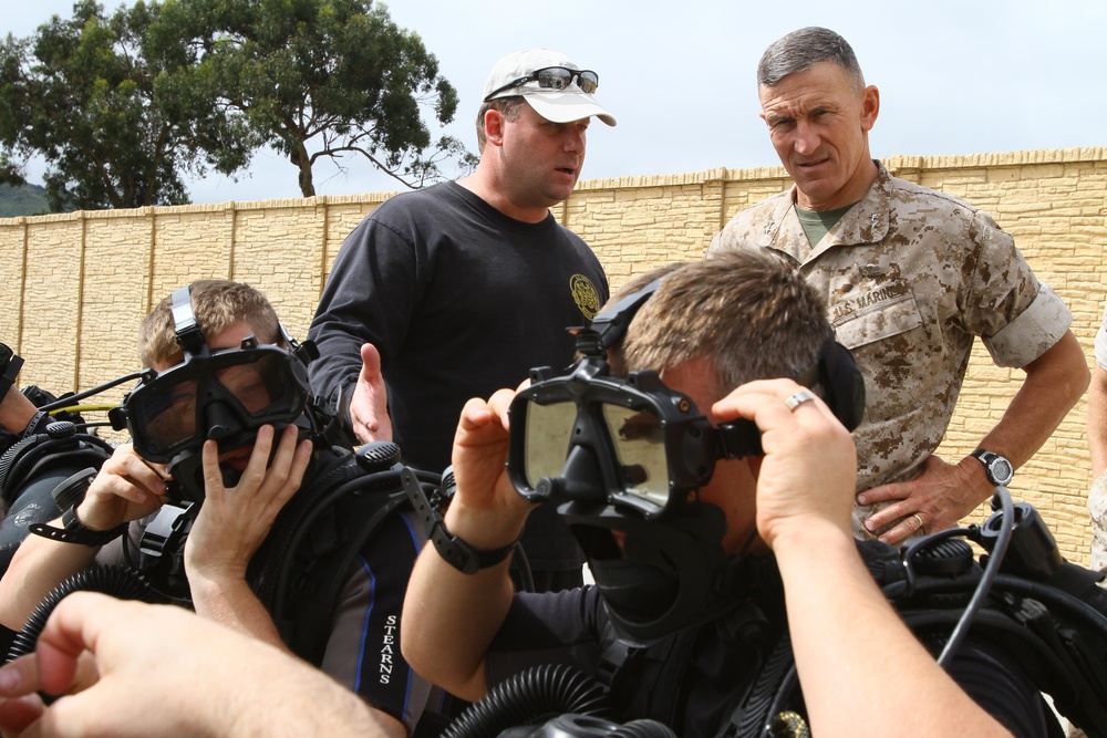 1st Marine Division commanding general inspects new equipment