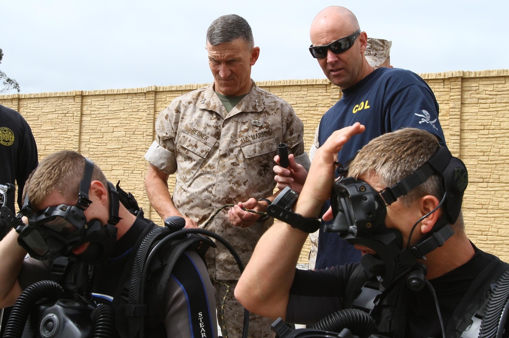 1st Marine Division commanding general inspects new equipment