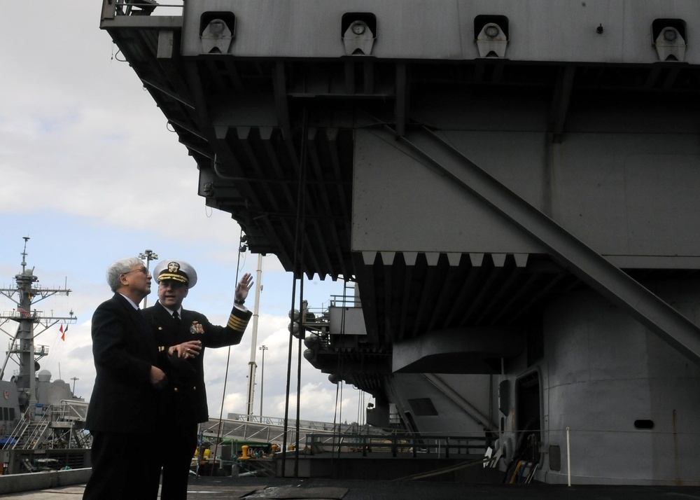 USS Abraham Lincoln Captain Gives Tour to Japanese Consul General