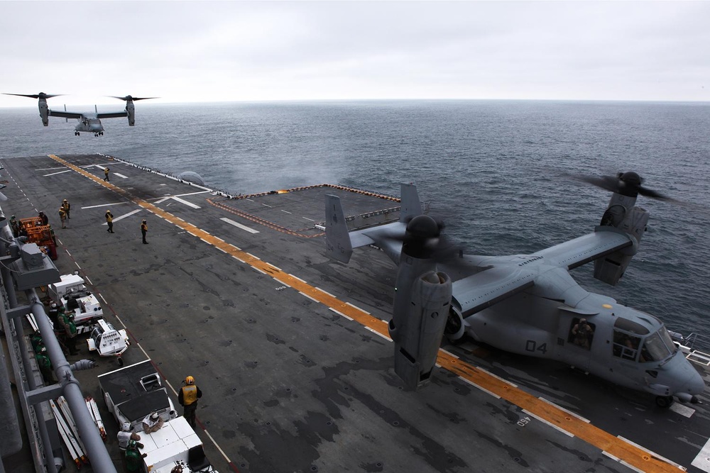 VMM-263 (REIN) 'Thunder Chickens' arrive aboard USS Bataan