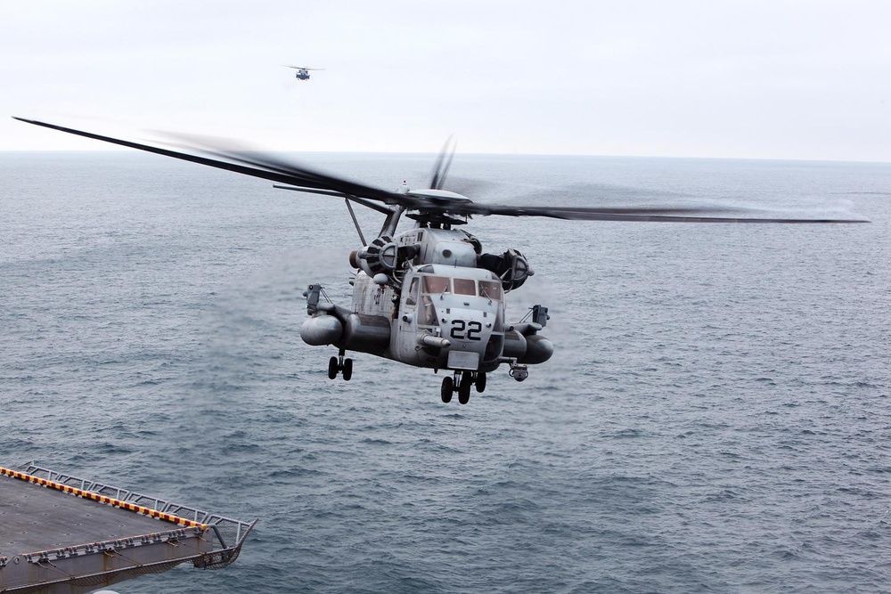 VMM-263 (REIN) 'Thunder Chickens' arrive aboard USS Bataan