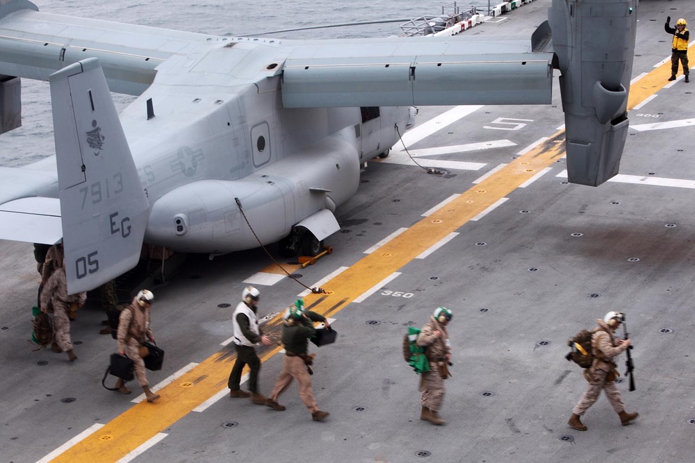 VMM-263 (REIN) 'Thunder Chickens' arrive aboard USS Bataan