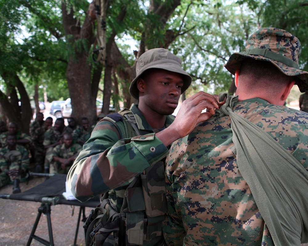 APS-11 Marines demonstrate combat lifesaving skills to Senegalese, Nigerian partners