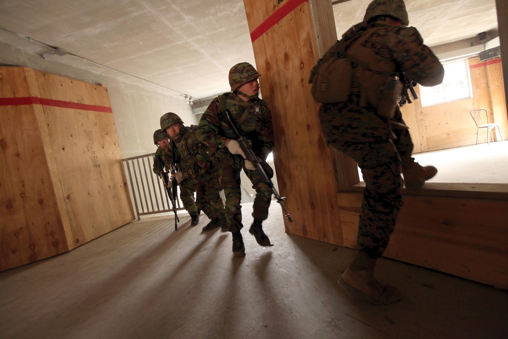 Trainging realistic scenarios; ROK, US Marines push through urban training