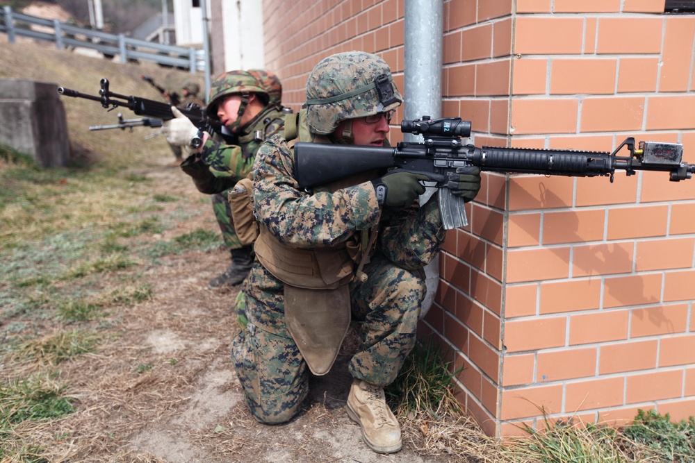 Training realistic scenarios; ROK, US Marines push through urban training