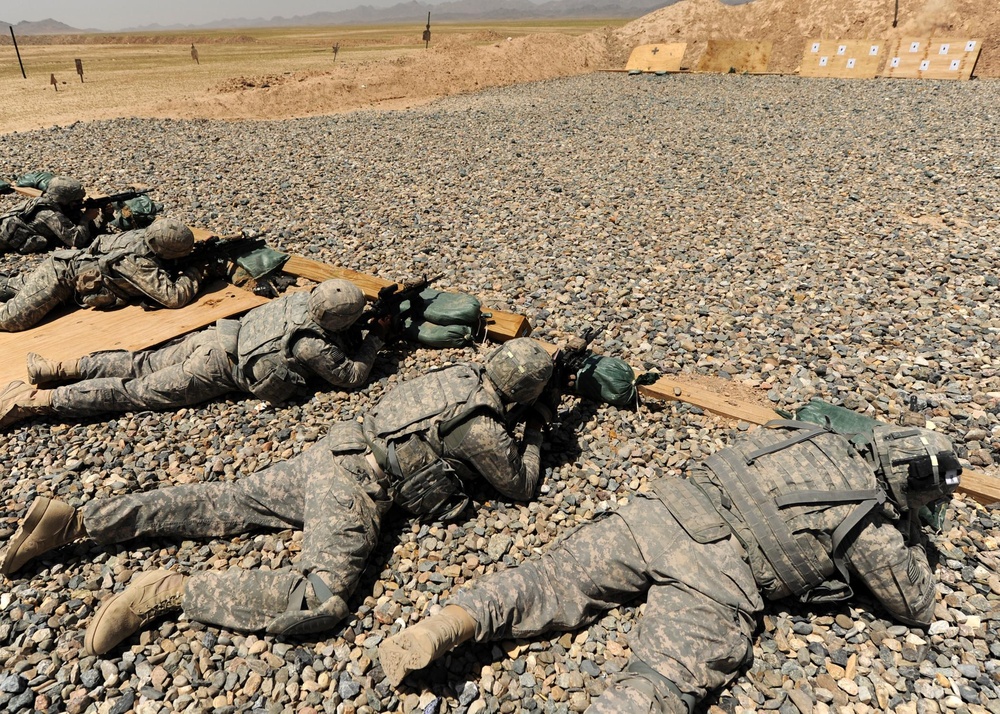 US Soldiers familiarize themselves with their weapons before missions.