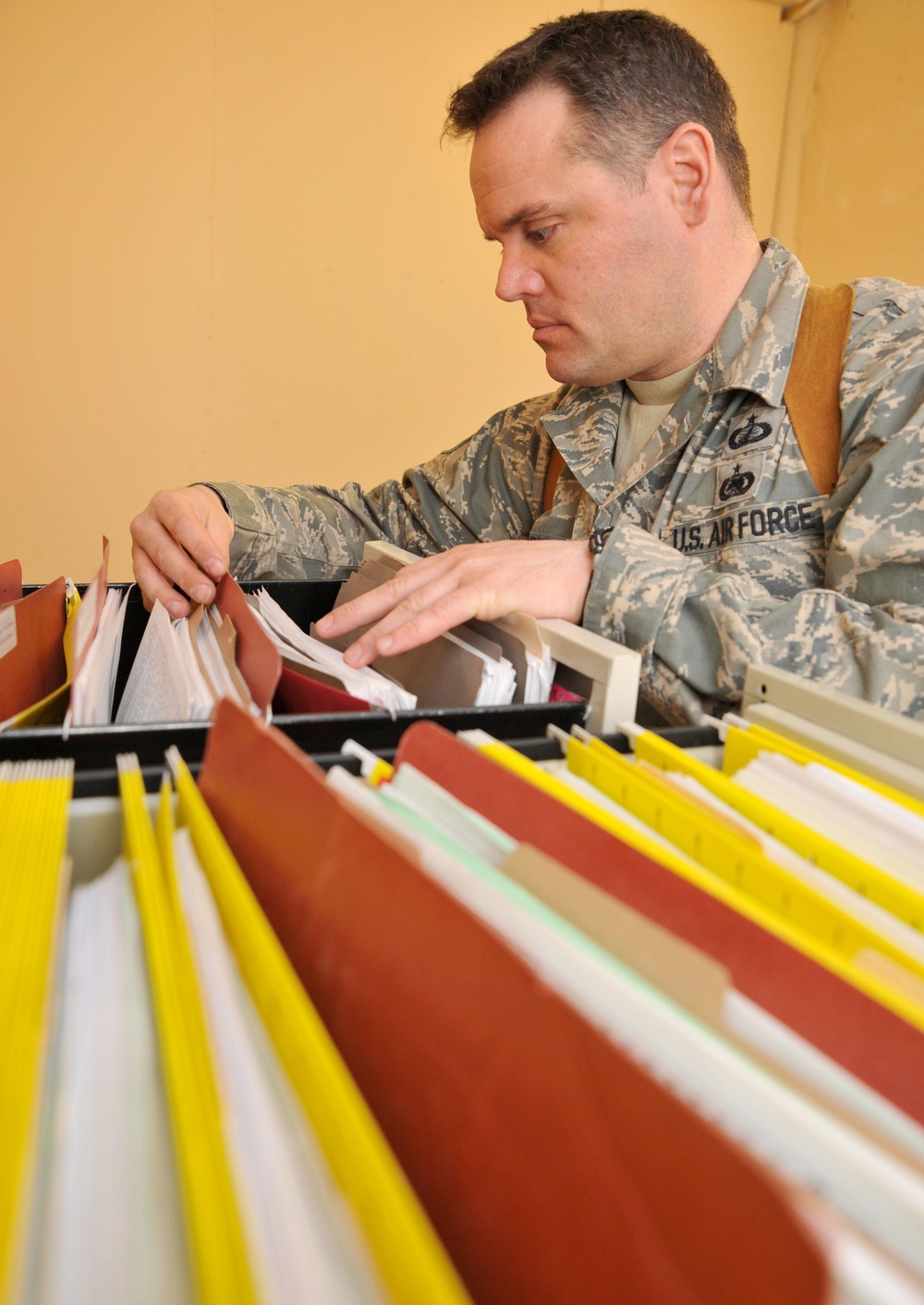 Airmen improve Iraq one contract at a time