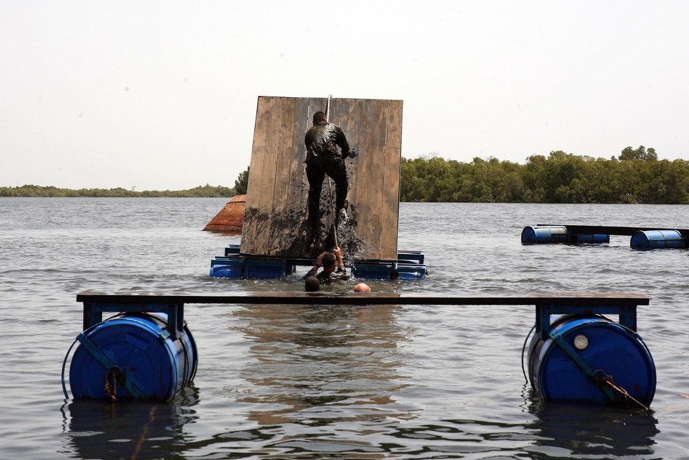 APS-11 Marines, Senegalese commandos maneuver through river obstacles