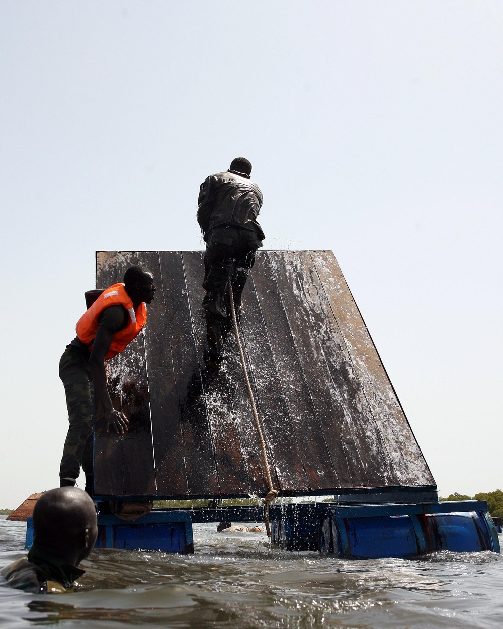 APS-11 Marines, Senegalese commandos maneuver through river obstacles